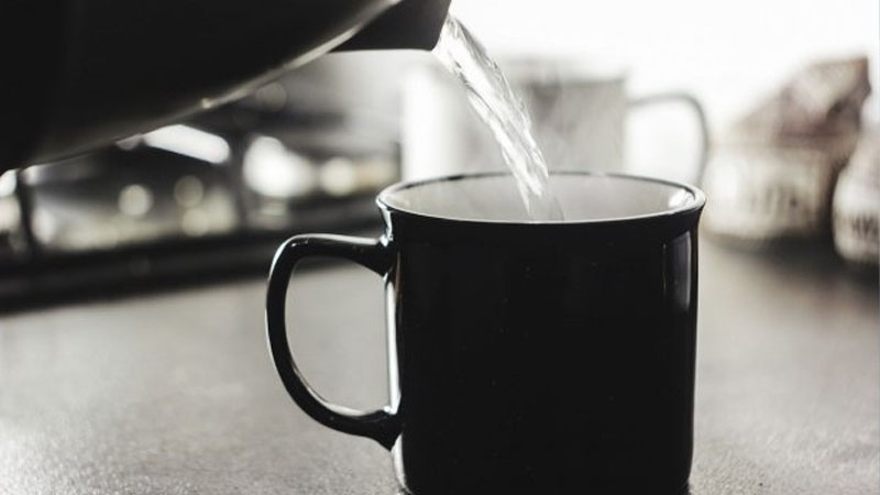 Pentingnya Minum Air Putih Hangat di Pagi Hari – PAFI Kab. Pesisir Barat